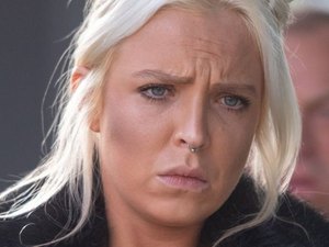 Passageira será julgada após tentar abrir porta de avião durante voo