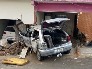 Motorista fica ferido após perder controle da direção e atingir residências em Mata Grande, no Sertão de Alagoas