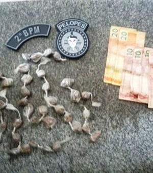 Jovens são presos com diversas bombinhas de maconha e dinheiro no interior