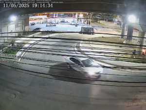 Homem encapuzado é flagrado incendiando pertences de pessoas em situação de rua