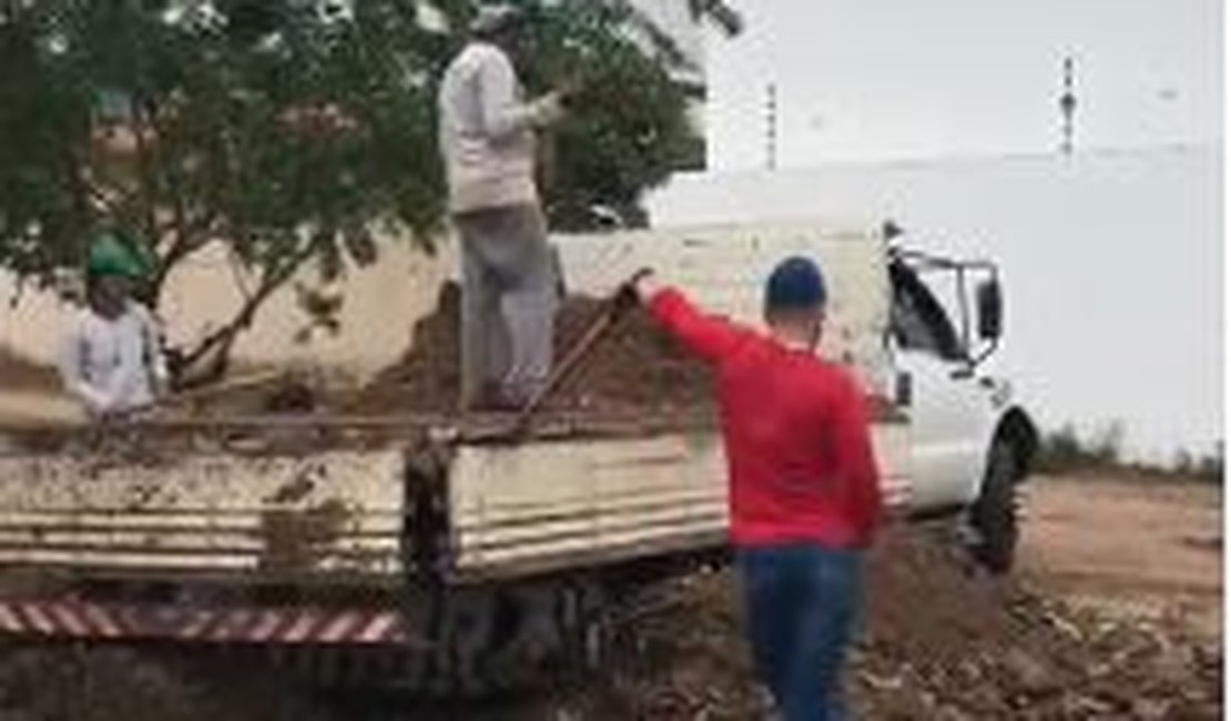 [Vídeo] Caminhão da prefeitura de Arapiraca é flagrado despejando entulho na Área Verde