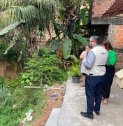 Leonardo Dias ouve moradores e aciona órgãos para solução de problemas estruturais no Santo Amaro