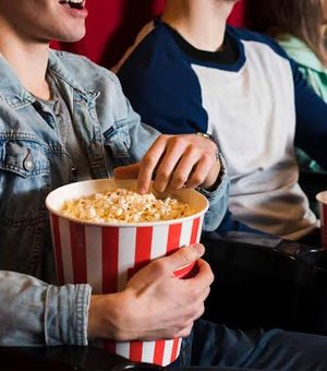 Casal de adolescentes é flagrados fazendo sexo em cinema no Paraná