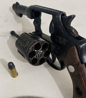 Homem é preso com arma após ameaçar divulgar vídeos íntimos da ex em Piranhas