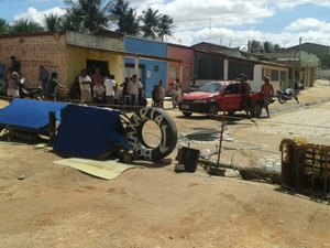 Moradores da Canafístula protestam por pavimentação