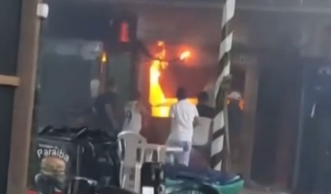Lanchonete pega fogo e mobiliza funcionários em food park na cidade de Satuba