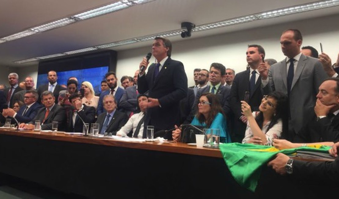 Bolsonaro e 141 ex-deputados já podem se aposentar com até R$ 33,7 mil