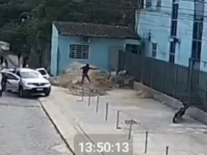 [Vídeo] Homem escapa de tentativa de homicídio ao lado de igreja evangélica, em Maceió