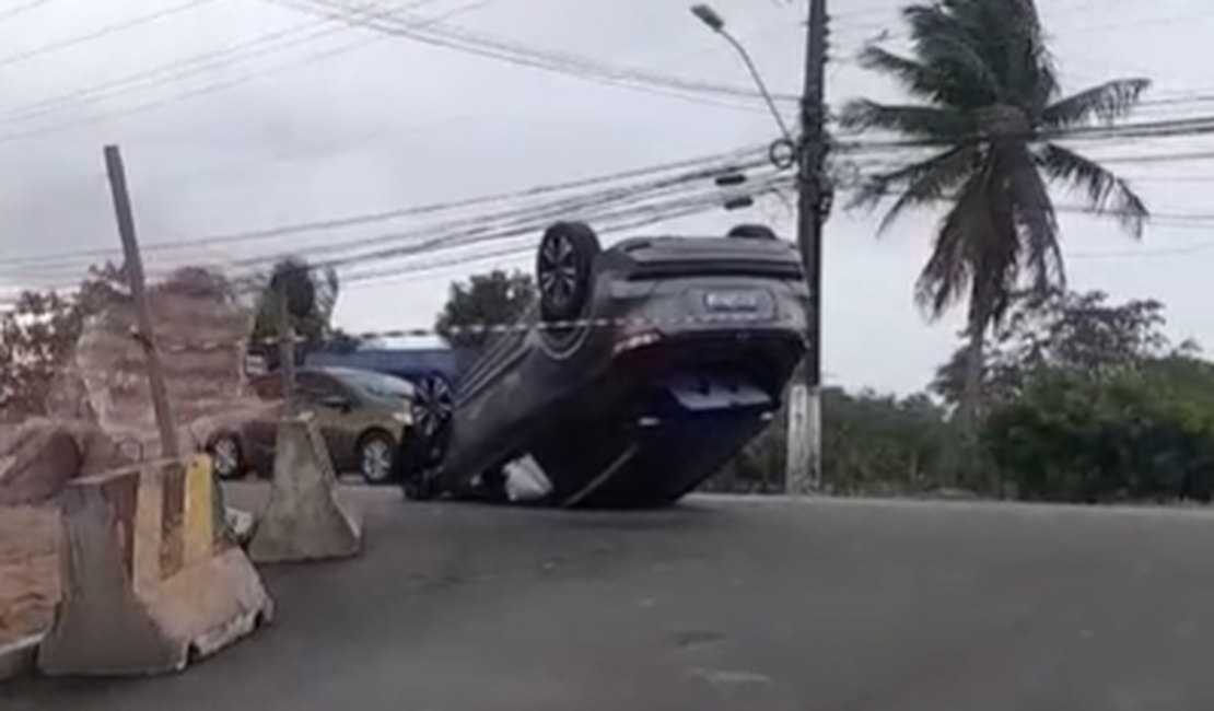 [Vídeo] Motorista capota veículo na Via Expressa após perder controle da direção