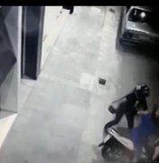Mulher tem a moto roubada em menos de 15 segundos no centro de Arapiraca