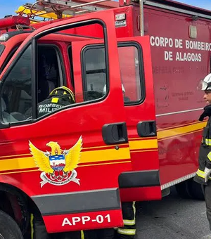 Incêndio atinge vegetação perto de escola e estabelecimentos comerciais na Jatiúca