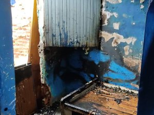 Casa fica parcialmente destruída após incêndio em Palmeira dos Índios