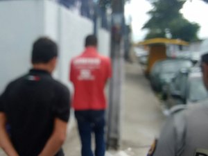 Polícia prende homem, apreende adolescente e dois revólveres 