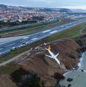 Avião derrapa ao pousar em aeroporto e quase cai dentro do mar
