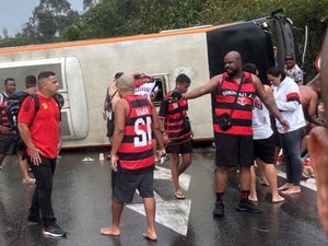 Ônibus com torcedores do Flamengo tomba a caminho da Argentina para jogo da Libertadores