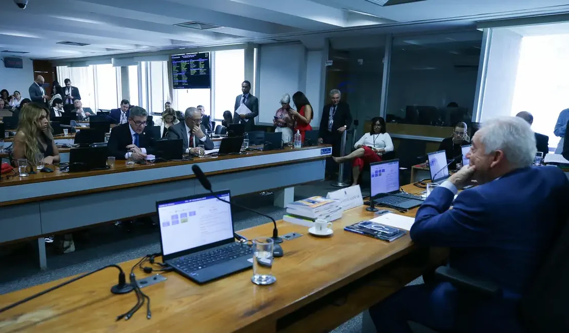 Senadores discutem ritmo de tramitação da PEC do fim da escala 6x1