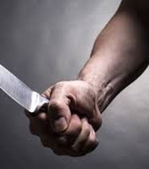 Homem fere a mãe e o padrasto com facadas após desentendimento