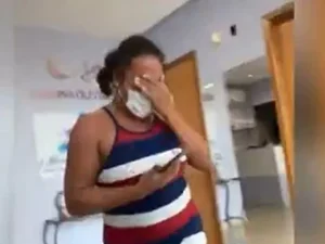 Vídeo: professora chora e pula ao ver alunos passarem no vestibular