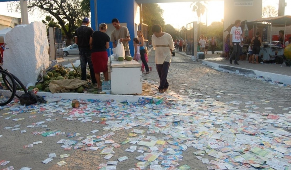 Quem jogar lixo nas ruas de Maceió vai pagar multa