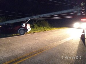 Carro bate em poste e é eletrocutado em Porto de Pedras, litoral norte de Alagoas