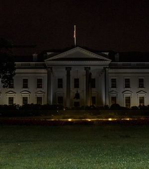 Casa Branca apaga luzes e polícia joga gás em manifestantes em Washington
