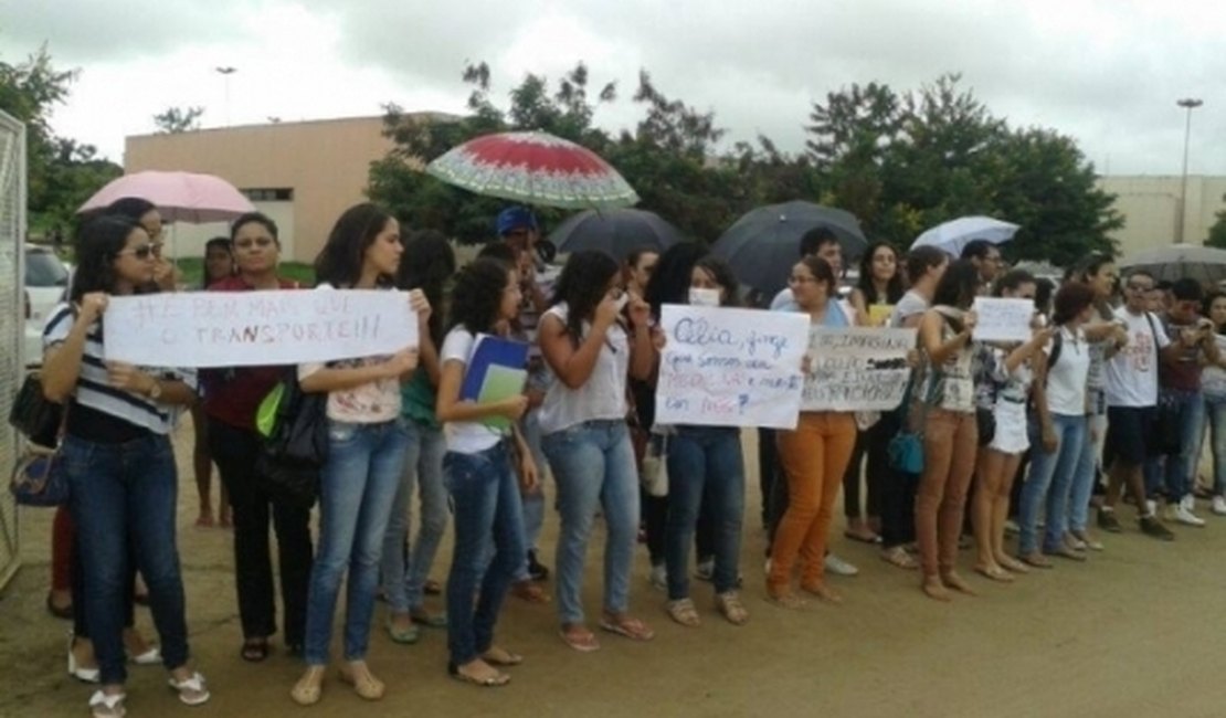 Motoristas que levam estudantes da UFAL paralisam suas atividades