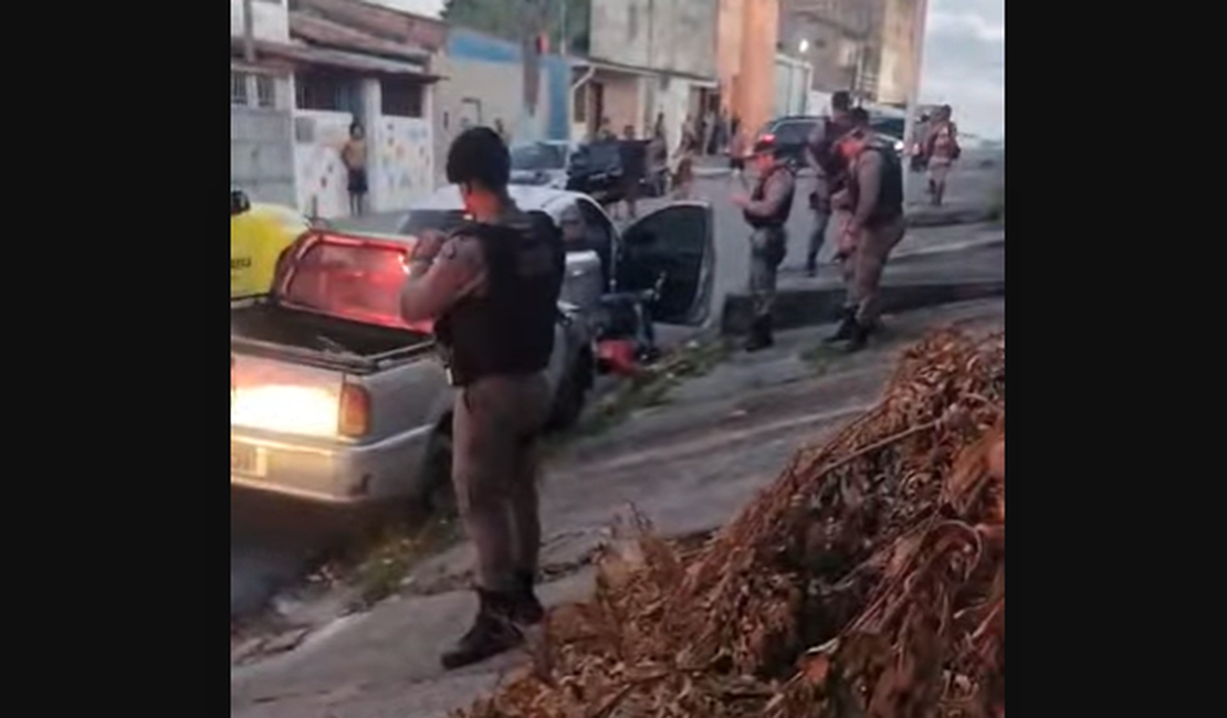 [Vídeo] Três pessoas são assassinadas a tiros no Feitosa; grávida fica ferida