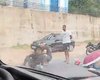 Colisão entre moto e carro deixa trânsito lento em Guaxuma