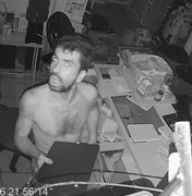 Câmeras flagram homem furtando estabelecimento em Marechal Deodoro