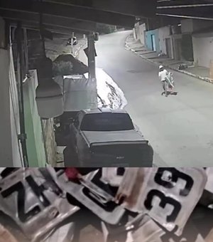 Câmera flagra homem furtando placas de veículos estacionados em Arapiraca