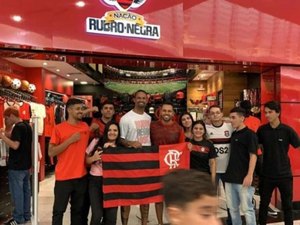 Goleiro Bruno é tietado por flamenguistas e agradece carinho