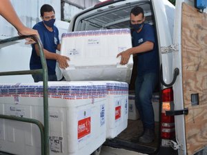 Alagoas recebe mais de 50 mil novas doses de vacinas contra a Covid-19