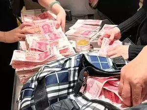 Chinesa se vinga de vendedores ao fazê-los contar R$ 466 mil em dinheiro e desistir da compra