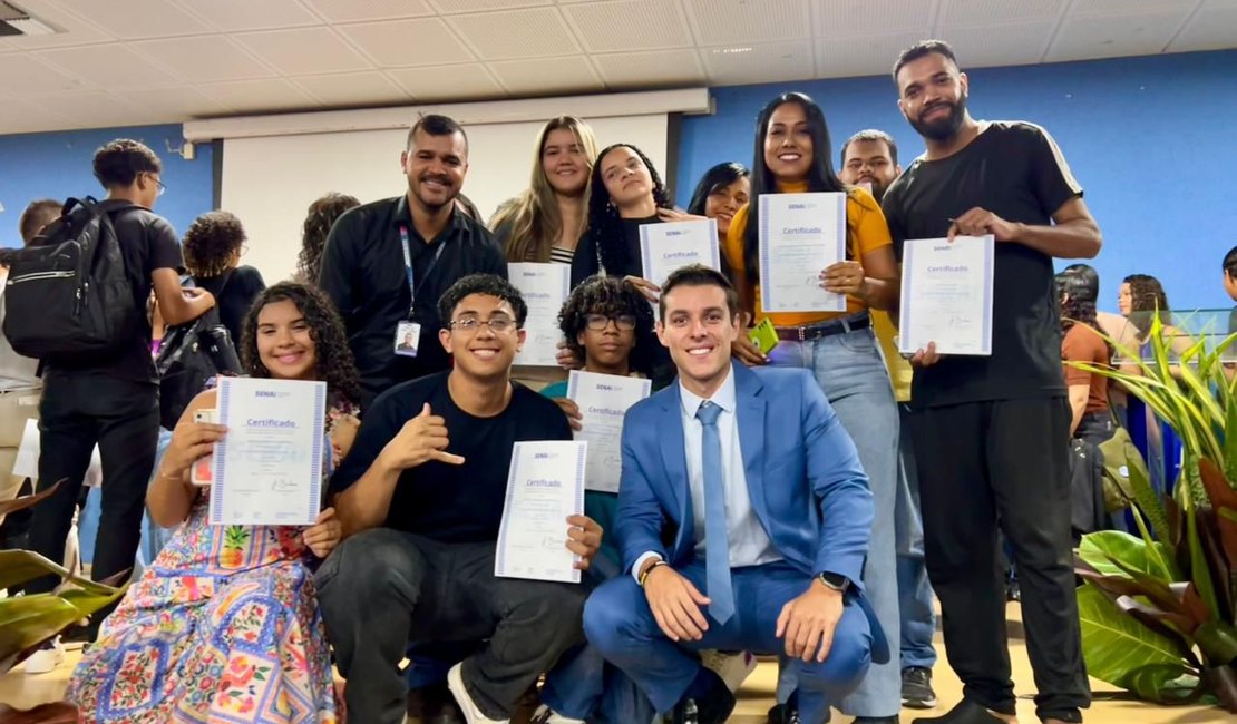 Caio Bebeto celebra qualificação de 360 jovens pelo Programa Emprega Jovem em Maceió