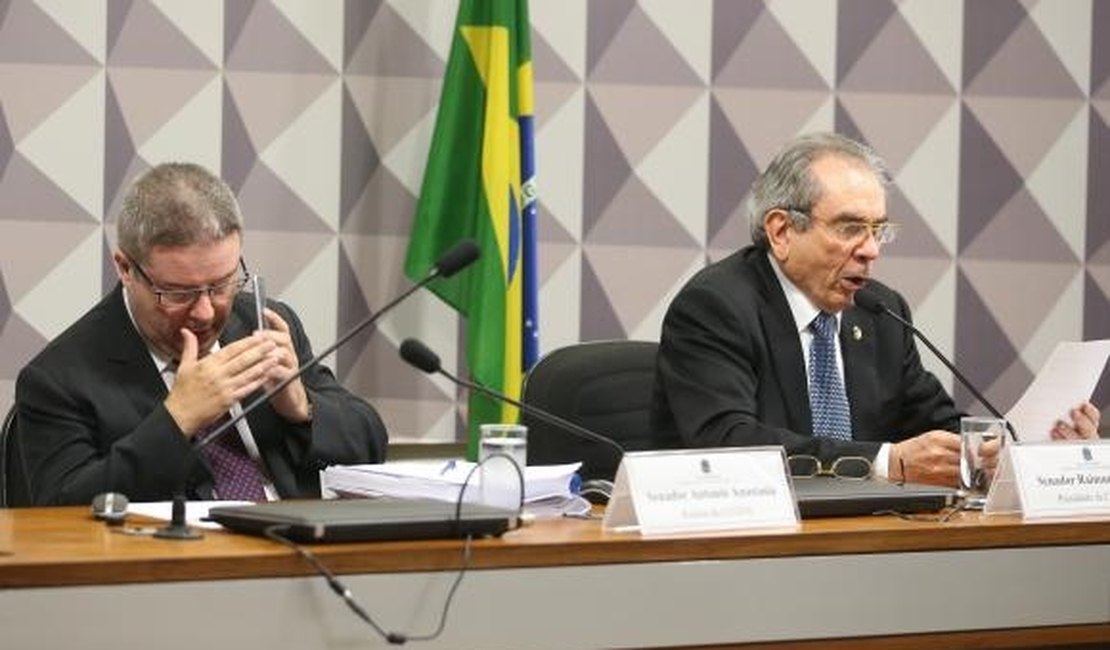 Comissão aprova relatório favorável ao impeachment de Dilma Rousseff