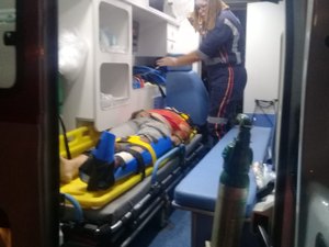 Motociclista fica ferido após colisão com caminhão caçamba