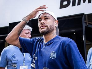 Neymar lidera o campo e até decisões sobre hotel no Santos