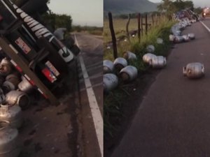 [Vídeo] Caminhão que transportava carga de botijões de gás tomba na BR-316