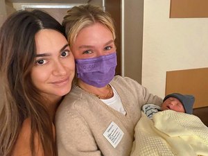 Thaila Ayala recebe visita de Fiorella Mattheis em maternidade