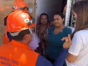 Moradores devem sair de suas casas devido risco de deslizamento de barreira, diz Defesa Civil