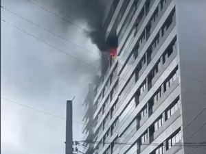 Incêndio atinge prédio na Ponta Verde e assusta moradores em Maceió