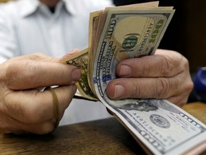 Dólar bate R$ 3,37, com exterior e de olho em desdobramentos da ordem de prisão de Lula