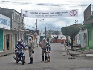 Em Arapiraca, SMTT orienta condutores sobre mudança de fluxo