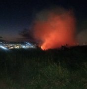 Incêndio atinge área de vegetação e assusta moradores em Arapiraca