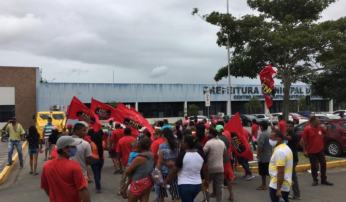 Trabalhadores sem terra realizam protesto em frente ao prédio da Prefeitura de Arapiraca