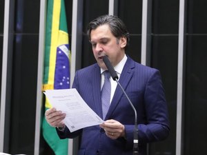 Câmara aprova projeto que limita o aumento do salário mínimo e restringe acesso ao BPC