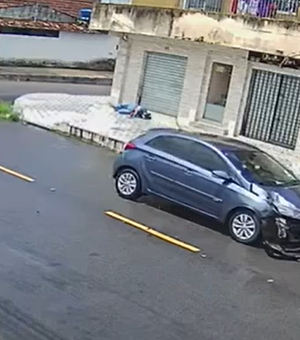 Câmeras de segurança flagram colisão entre moto e carro no Clima Bom