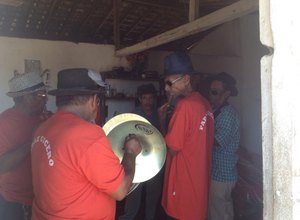 Bandas de pífano percorrem comunidades rurais