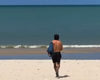 Casal percorre 3 mil quilômetros e recomeça a vida em Maceió; chegada ao mar viraliza
