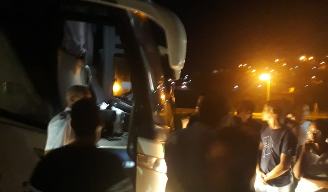 [Vídeo] Bando armado assalta ônibus com estudantes na BR 101